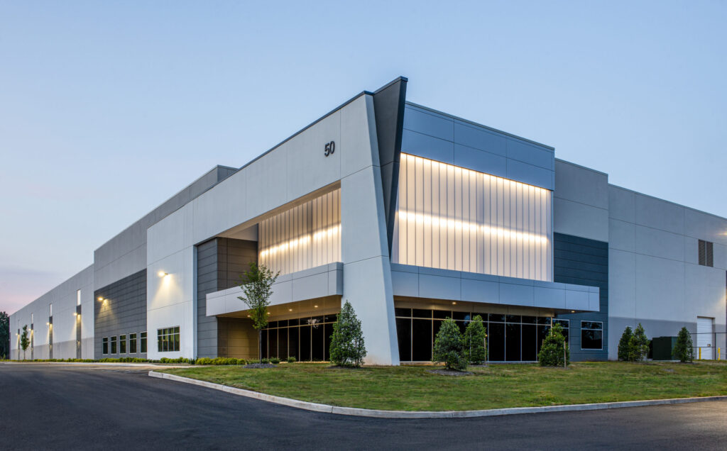 What factors influence the cost of hiring a commercial architect?