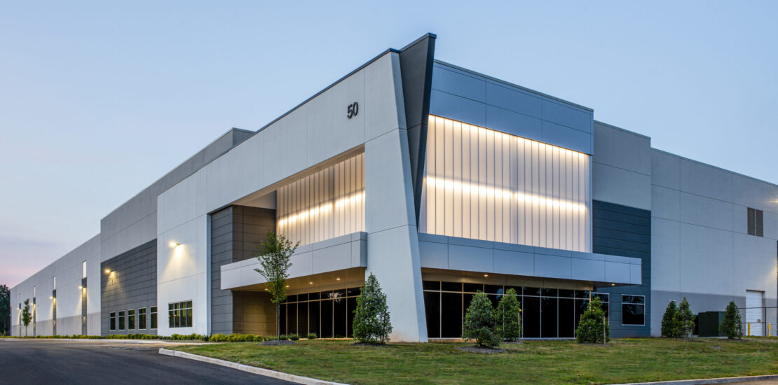 What factors influence the cost of hiring a commercial architect?