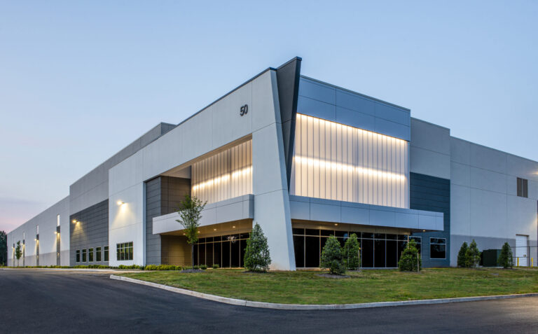 What factors influence the cost of hiring a commercial architect?