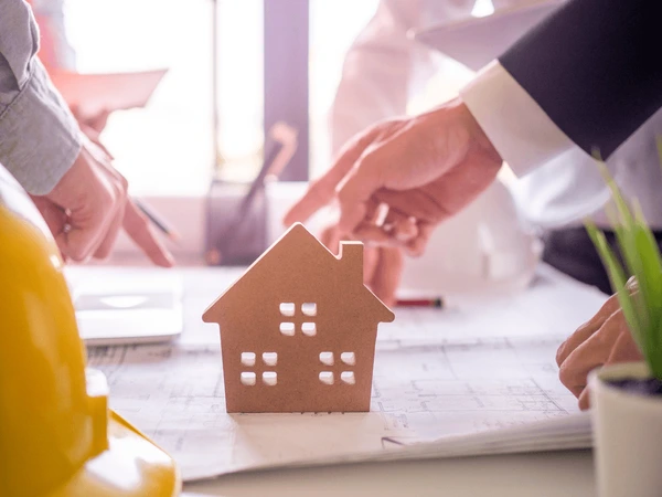 Do architects in Vellore work with builders and contractors?